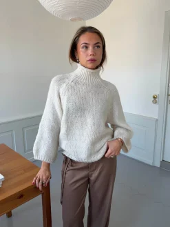 Aire striktrøje med turtleneck - Off white