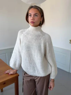 Aire striktrøje med turtleneck - Off white