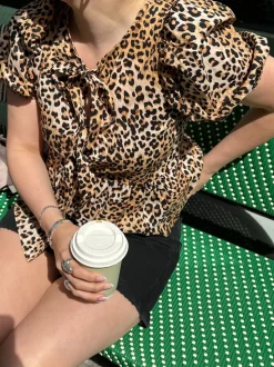 Akari top med pufærmer - Leopard