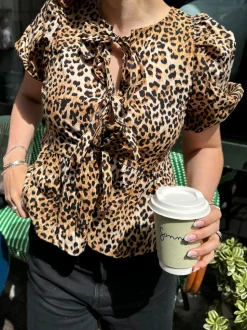 Akari top med pufærmer - Leopard