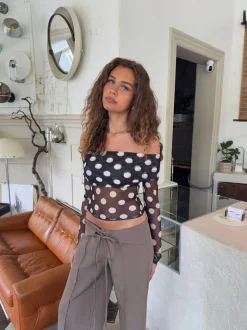 Alba off shoulder top med polkaprikker - Sort/hvid