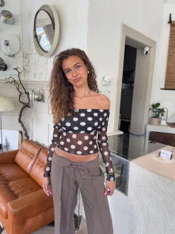 Alba off shoulder top med polkaprikker - Sort/hvid