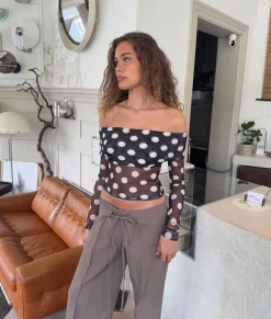 Alba off shoulder top med polkaprikker - Sort/hvid