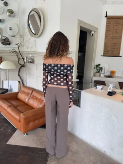 Alba off shoulder top med polkaprikker - Sort/hvid