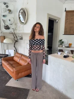 Alba off shoulder top med polkaprikker - Sort/hvid