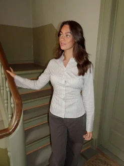 Alberte figursyet skjorte med striber - Beige/hvid