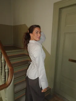 Alberte figursyet skjorte med striber - Beige/hvid