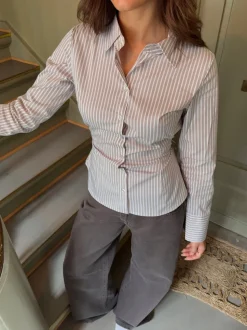 Alberte figursyet skjorte med striber - Beige/hvid