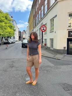 Amaia bermudashorts med hvidt bånd - Beige