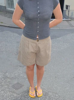 Amaia bermudashorts med hvidt bånd - Beige