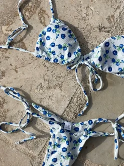 Anastacia bikini med blomster - Hvid/blå