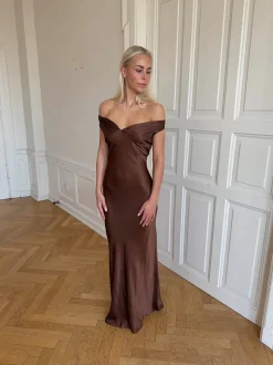 Andie off shoulder satinkjole - Brun