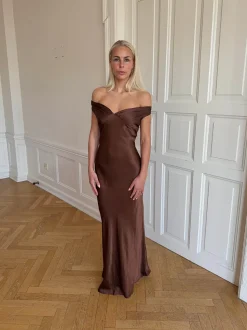 Andie off shoulder satinkjole - Brun