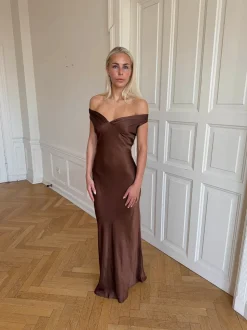 Andie off shoulder satinkjole - Brun
