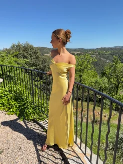 Andie off shoulder satinkjole - Gul