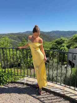 Andie off shoulder satinkjole - Gul