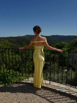 Andie off shoulder satinkjole - Gul