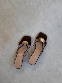 Annaline mules med gulddetalje - Brun/guld