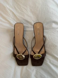Annaline mules med gulddetalje - Brun/guld
