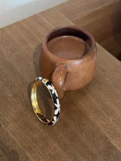 Arna armbånd med blomster - Sort/guld