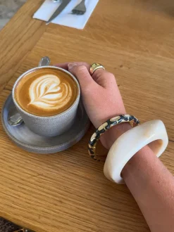 Arna armbånd med mønster - Sort/guld
