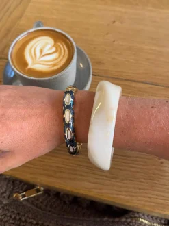 Arna armbånd med mønster - Sort/guld