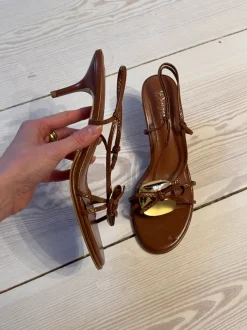 Aya stiletter med guld- og sløjfedetalje - Brun/guld
