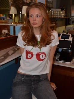 8-ball kirsebær baby tee- hvid