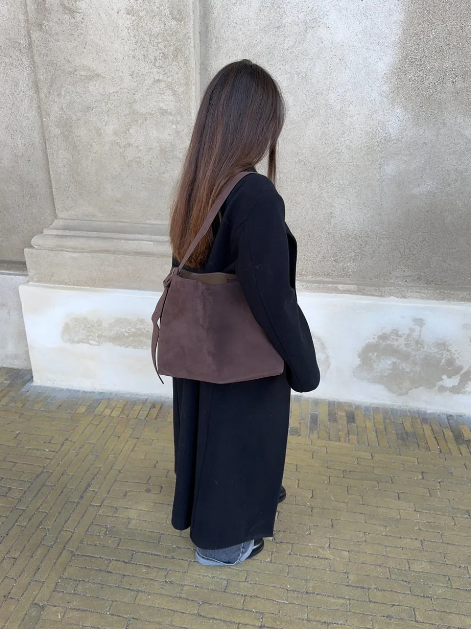 Barcelona skuldertaske i ruskind - Mørkebrun