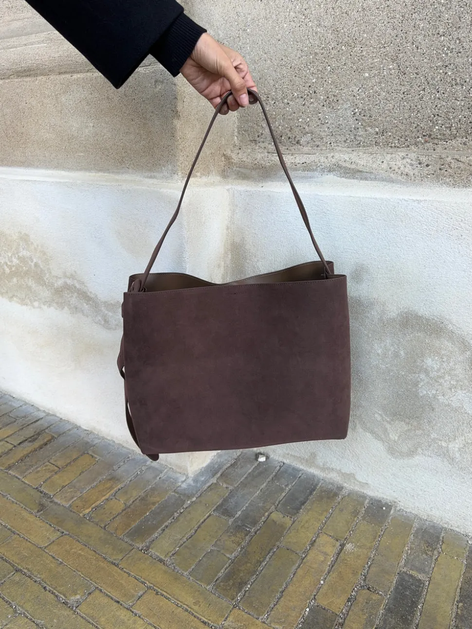 Barcelona skuldertaske i ruskind - Mørkebrun