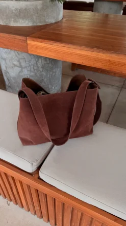 Barcelona skuldertaske i ruskind - Mørkebrun