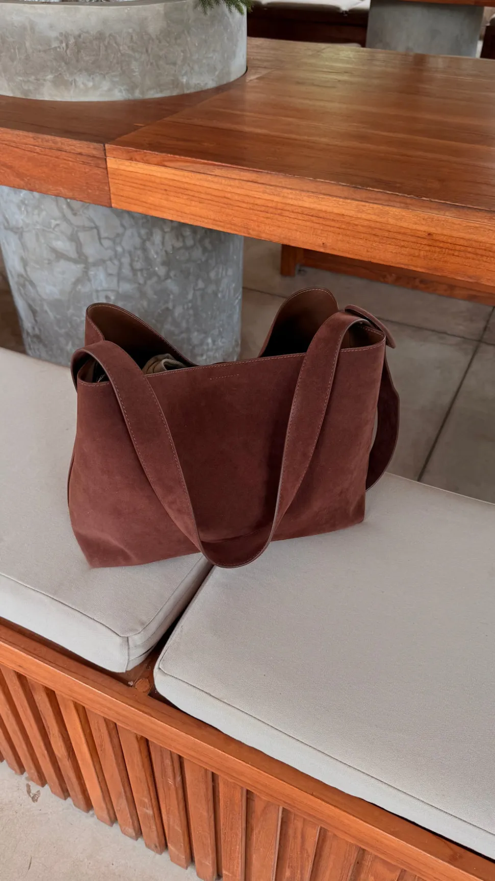 Barcelona skuldertaske i ruskind - Mørkebrun