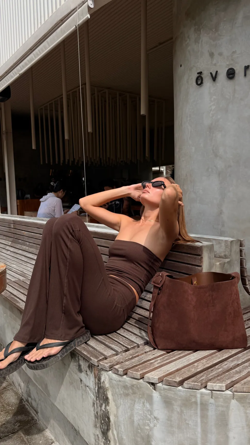 Barcelona skuldertaske i ruskind - Mørkebrun