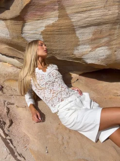 Bodil langærmet bluse med blonder - Hvid