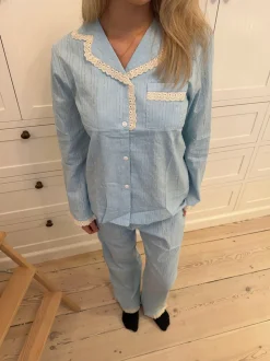 Carol pyjamas sæt med blonder - Lyseblå
