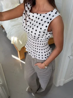 Cathrine smocktop med polkaprikker - Hvid/sort