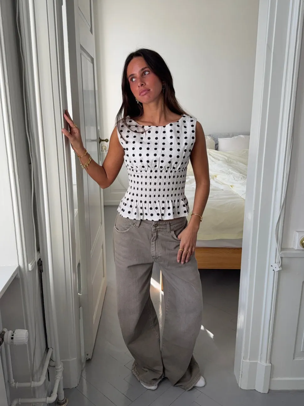 Cathrine smocktop med polkaprikker - Hvid/sort
