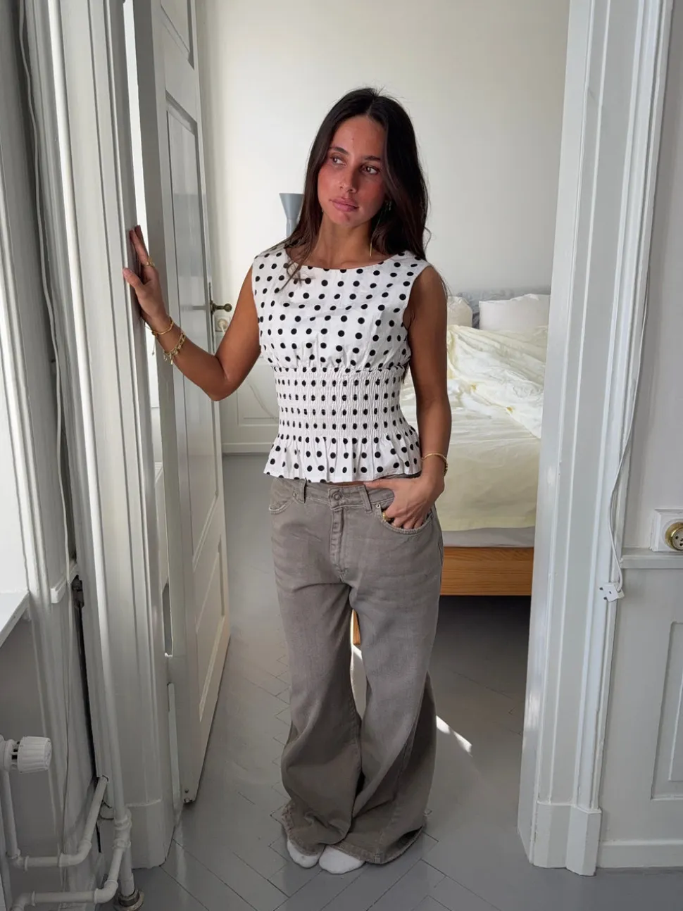 Cathrine smocktop med polkaprikker - Hvid/sort