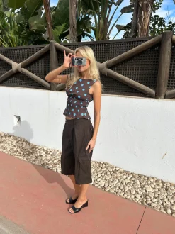 Cathrine smocktop med polkaprikker - Brun/blå