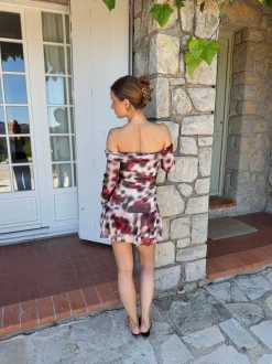 Chila off shoulder kjole med blomster - Hvid/sort/rød
