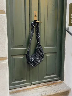 Cia skuldertaske med polka prikker - Sort