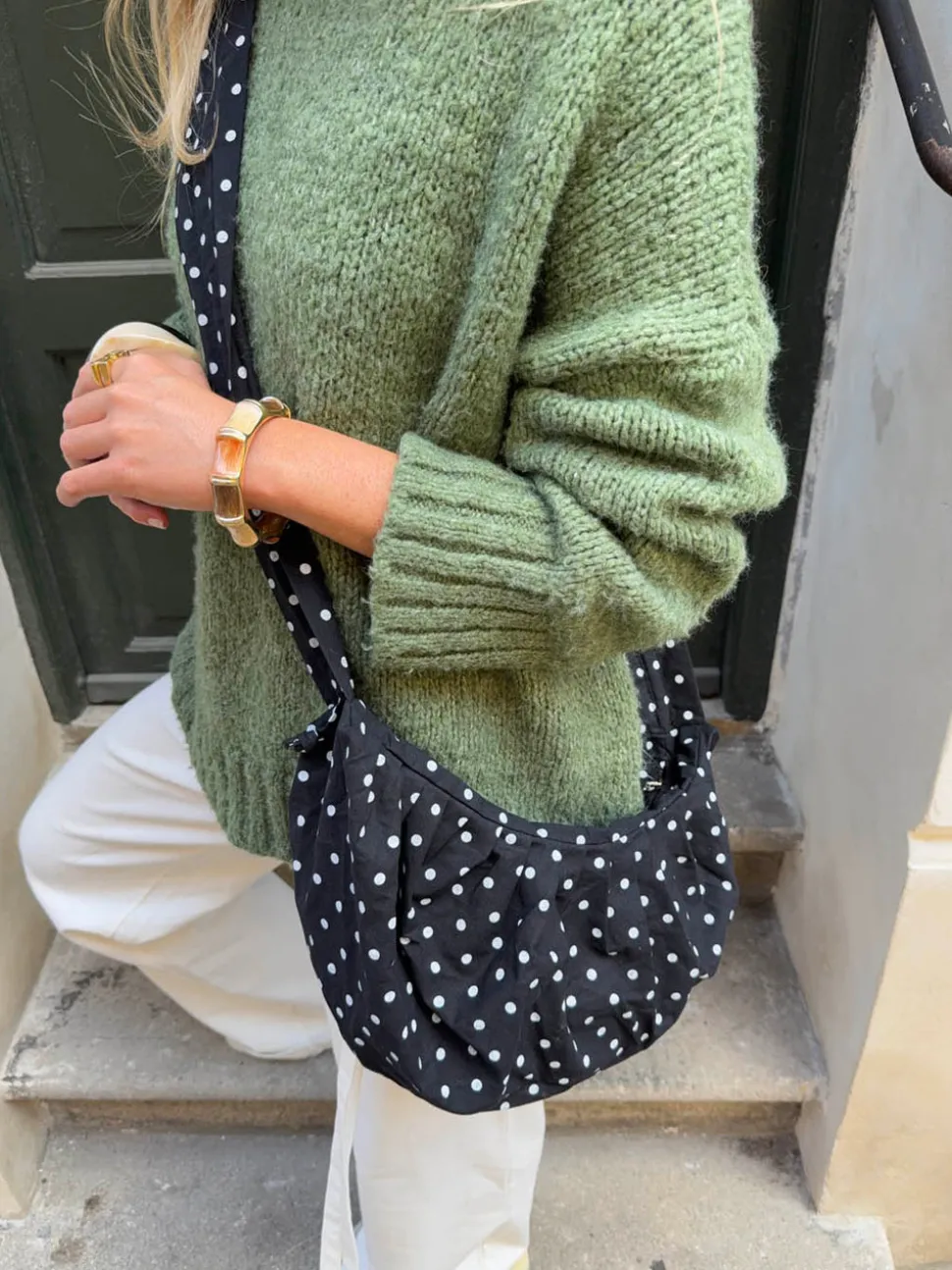 Cia skuldertaske med polka prikker - Sort