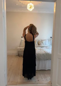 Daicy kjole med flæser - Sort