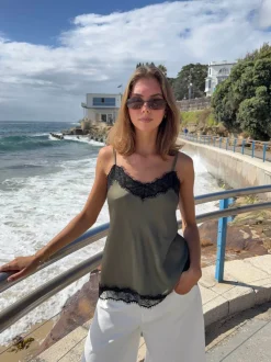 Daniana satintop med blonder - Kaki