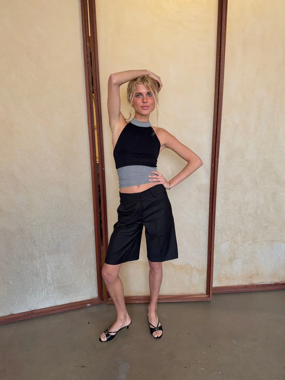 Debby halterneck top med striber - Sort/hvid