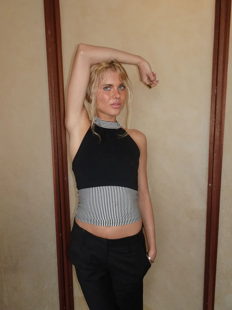 Debby halterneck top med striber - Sort/hvid