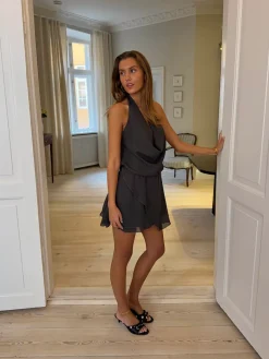 Denaya kjole med flæser og åben ryg - Mørkegrå