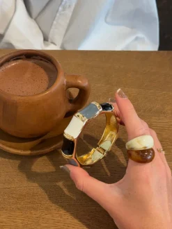 Ebony armbånd med striber - Sort/blågrå/hvid/guld
