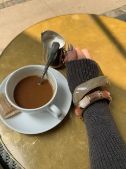 Ebony armbånd med striber - Koral/brun/guld/off white
