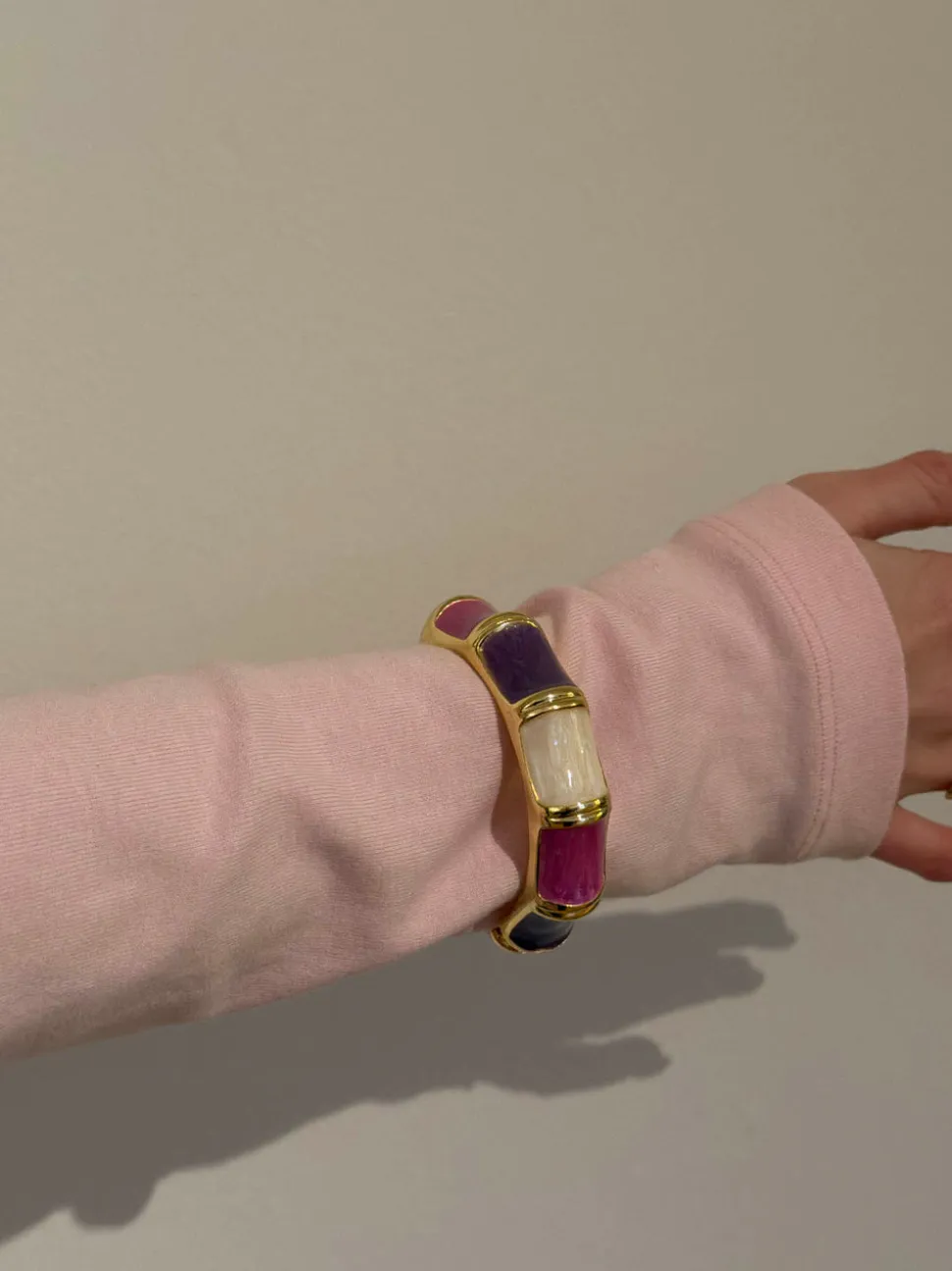 Ebony armbånd med striber - Lilla/rosa/hvid